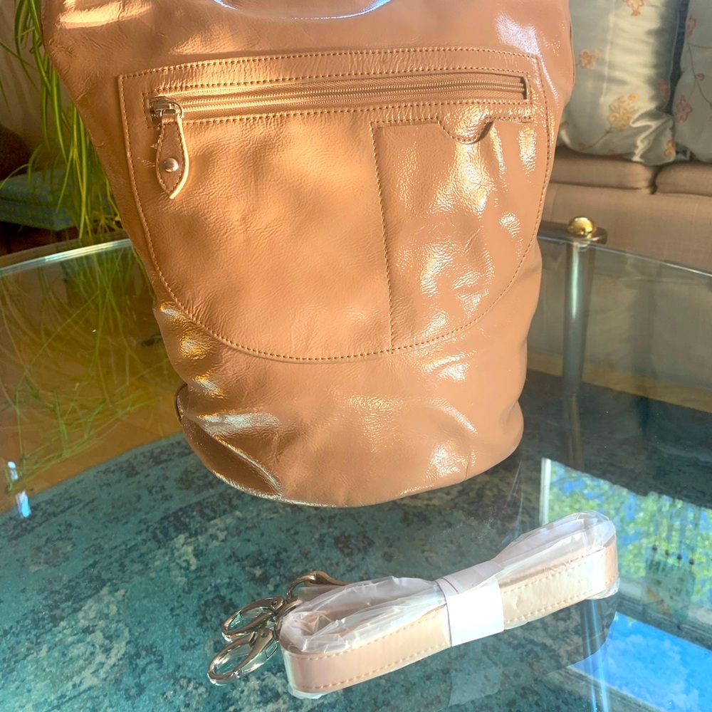 ✨Barr & Barr ✨ Tan Patent Bucket W/Branded Key Ring & Removable Should…